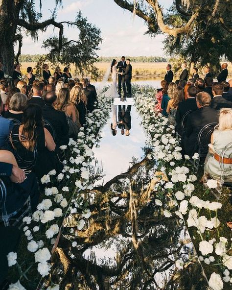 Mirror Wedding Aisle, Beautiful Wedding Aisle, Spanish Moss Wedding, Romantic House, Wedding Walkway, Wedding Aisle Outdoor, Wedding Walk, Moss Wedding, Hunter Wedding