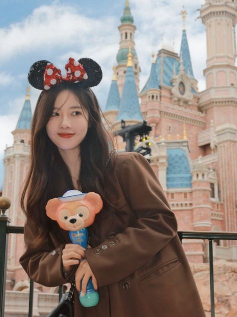 Hongkong Disneyland Outfit, Disneyland Couples Pictures, Disneyland Outfit Spring, Tokyo Aesthetic, Tokyo Photos, Disney Outfits Women, Disney Tokyo, Disneyland Photos, Disney Photo Ideas