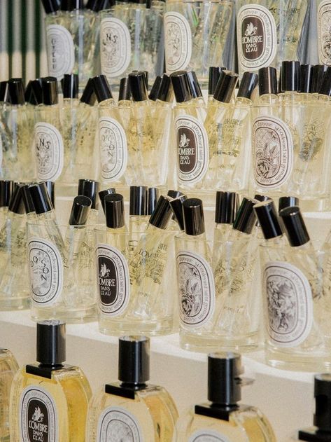 Pop Up Boutique, Diptyque Perfume, Store Display Design, Decant Perfume, Perfume Genius, Fragrance Photography, Scent Bars, Perfume Display, Alcohol Packaging