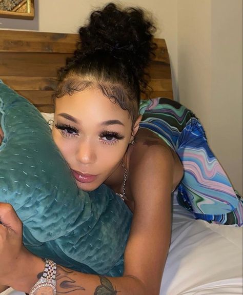 Coi Lorey, Arabian Women, Female Artists, Rappers, Hair Inspo, Aesthetic Pictures, Pretty People, Dreadlocks, Solid Color