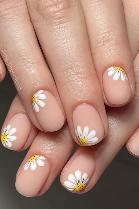 Matt Flower Nails, Matte Flower Nail Design, Short Round Flower Nails, Single Flower Nail Design, Short Painted Nails Design, Daisy Flower Nail Art, Ring Finger Flower Nail Design, Nude With Flowers Nails, Short Black Nails With Flowers