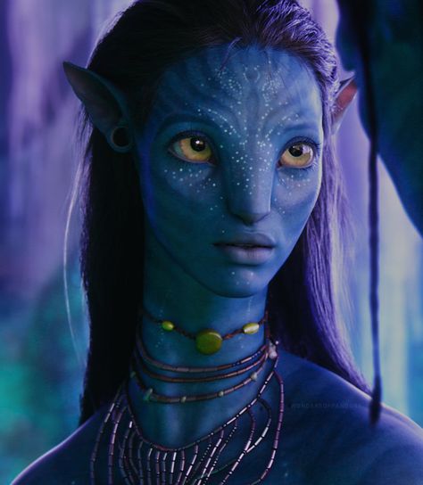 Zoe Saldaña as Neytiri, in “Avatar” (2009). New Avatar Movie, Avatar Makeup, Avatar Neytiri, Neytiri Avatar, Avatar 2009, Blue Avatar, Avatar Images, Avatar Picture, Pandora Avatar