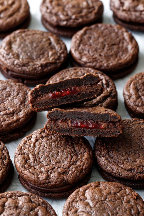 Brownie Sandwich Cookies recipe, with chocolate ganache and raspberry filling Bake Sale Aesthetic, Gourmet Cookies Recipes, Raspberry Sandwich Cookies, Raspberry Sandwich, Chocolate Raspberry Cookies, Cream Sandwich Cookies, Cookies Love, Chocolate Christmas Cookies, Ganache Filling