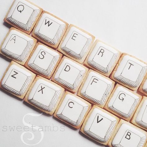 A few weeks ago, I was asked to participate in an ad campaign for Squarespace. Rather than just talking about their website building service and tacking it at the beginning of my tutorial, I decided to use the cookies as props! These computer keyboar Computer Cookies, Computer Cake, Tårta Design, Computer Theme, Decorated Cookies Tutorial, Iced Biscuits, Science Party, Cookie Tutorials, בר מצווה