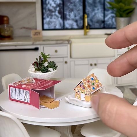 Free Gingerbread House Kit Printable — Jessica Cloe Miniatures Dollhouse Holiday Decorations Diy, Gingerbread Dollhouse Ideas, Diy Mini Gingerbread House, Dollhouse Christmas Diy, Handmade Miniatures Diy, Christmas Dollhouse Ideas, Miniature Printables Free, Miniature Crafts Diy How To Make, Christmas Dollhouse Diy