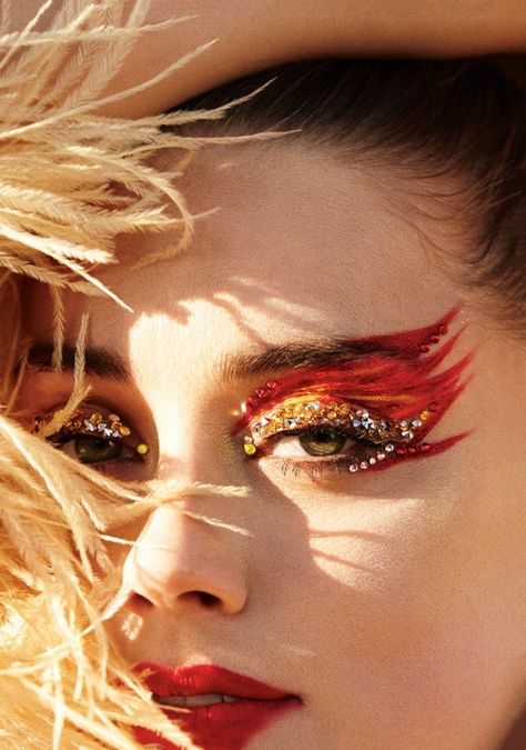 Amber Heard shows off glittering eye makeup with Norma Kamali feather jacket Phoenix Makeup, Phoenix Costume, Bird Makeup, Fire Costume, Fire Makeup, Fantasy Make-up, Dance Makeup, Bright Makeup, Glitter Eye Makeup