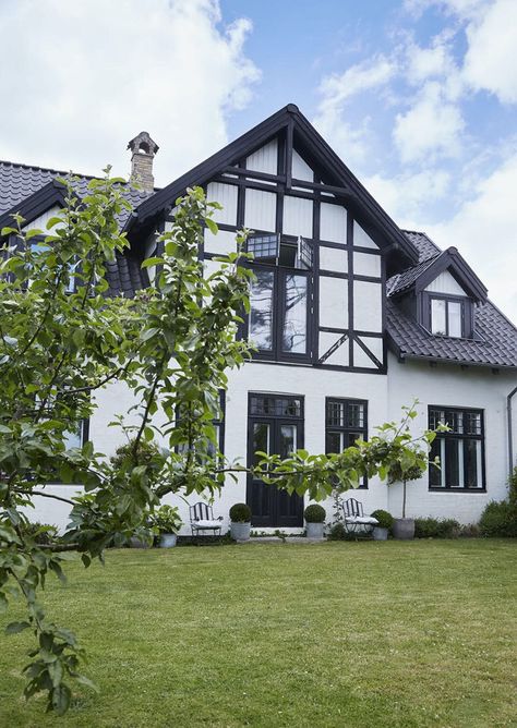 Elegant country house in Denmark Danish House Exterior, Danish House, Autumn Interior, Swedish Cottage, Design Homes, Greek Villas, Scandinavian Apartment, Elegant Country, Natural Flooring