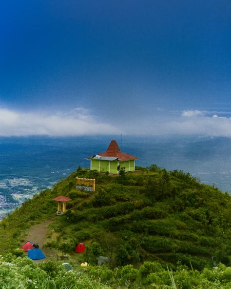 Pemandangan siang hari dari puncak gunung Andong, jawa tengah Andong