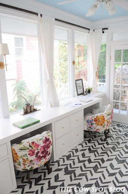 Home Office Sunroom Office, Casa Hobbit, Office Crafts, Craft Room Office, Home Office Space, Study Office, A Desk, Office Inspiration, Home Office Design