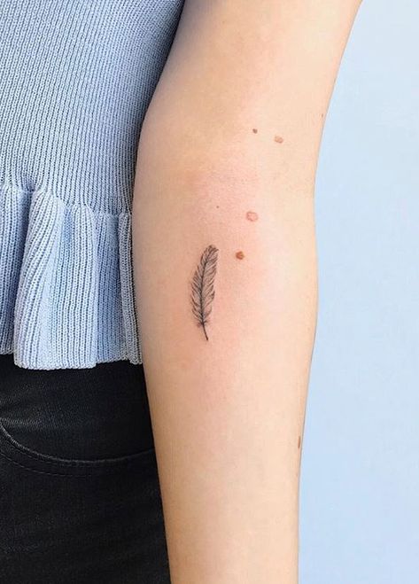 Delicate feather tattoo Plume Tattoo, Eagle Feather Tattoos, Quill Tattoo, Small Feather Tattoo, Feather Tattoo Wrist, Feather Tattoo Design, Tattoos Geometric, Wrist Tattoos For Women, Feather Tattoo