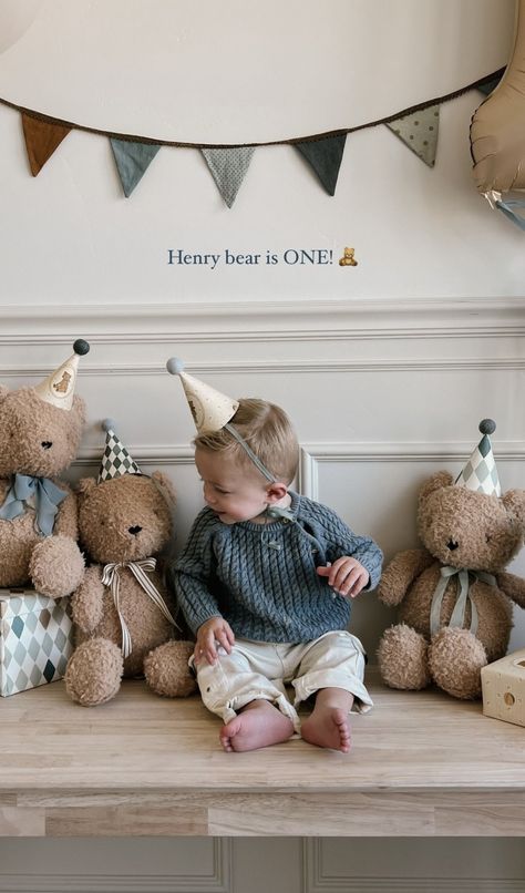 Baby Birthday Decorations, 1st Birthday Photoshoot, Baby Birthday Themes, Foto Baby, Bear Birthday, Baby Birthday Party, Boy First Birthday, Baby First Birthday, 1st Boy Birthday