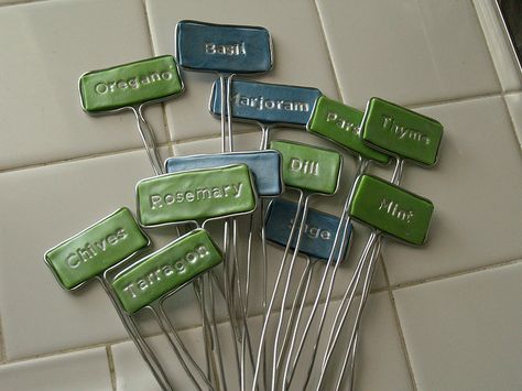 DIY garden markers Vegtable Garden, Herb Garden Markers, Herb Markers, Free Crafts, Garden Layout Vegetable, Garden Labels, Garden Plots, Plant Labels, Garden Markers