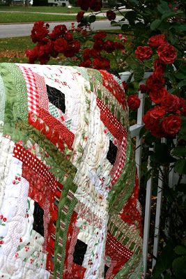 Sister Of The Divide: Christmas In July - The Links to The Tutorials Log Cabin Christmas, Christmas Log, Cabin Christmas, Log Cabin Quilts, Scrap Quilt, Pretty Quilt, Holiday Quilts, Log Cabin Quilt, Winter Quilts