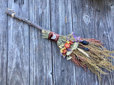 Dried Flower Broomstick, Broom Making Party, Witch Broom Decorating Ideas, Dried Flower Broom, Decorated Witches Broom, Witches Broom Decoration, Broom Bouquet, Besom Broom Diy, Decorated Brooms