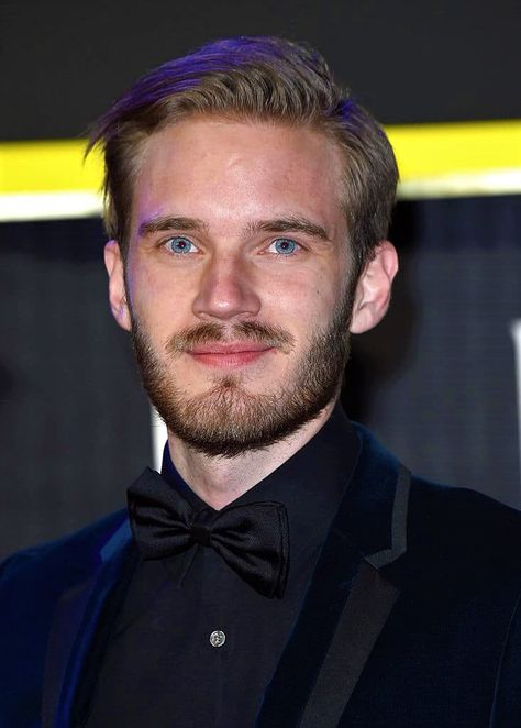 PewDiePie Net worth 2023 Felix Pewdiepie, Felix Kjellberg, Handsome Male Models, Make Millions, Professional Men, Youtube Stars, Fashion Suits, Pewdiepie, Smash Cake