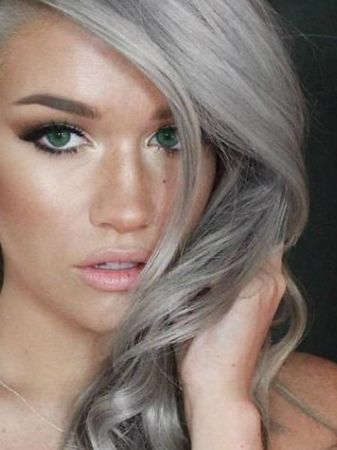 Grey hair color trends - How to dye your hair gray Grey Hair Looks, Granny Hair, Grey Hair Transformation, Hair Green Eyes, Grey Hair Inspiration, Classy Hairstyles, Blackhead Removal, Kelly Osbourne, Hair Gray