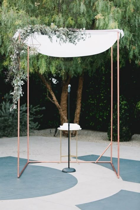 Chuppah ideas and styling for a modern Jewish wedding Diy Wedding Arbor, Chuppah Ideas, Wedding Chuppah, Diy Wedding Arch, Minimalist Bride, Wedding Arbour, Wedding Altars, Copper Wedding, Wedding Arches