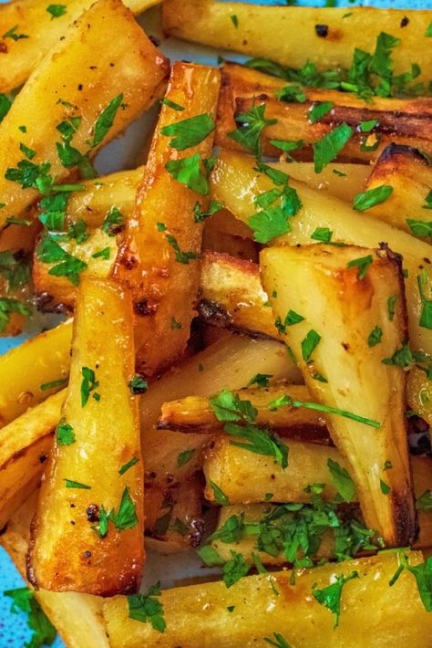 Honey Roast Parsnips, Recipe With Parsnips, Parsnips Recipe Roasted, Parsnip Roasted, Cooking Parsnips, Roast Dinner Side Dishes, Roast Parsnips, Parsnips Recipe, Honey Parsnips