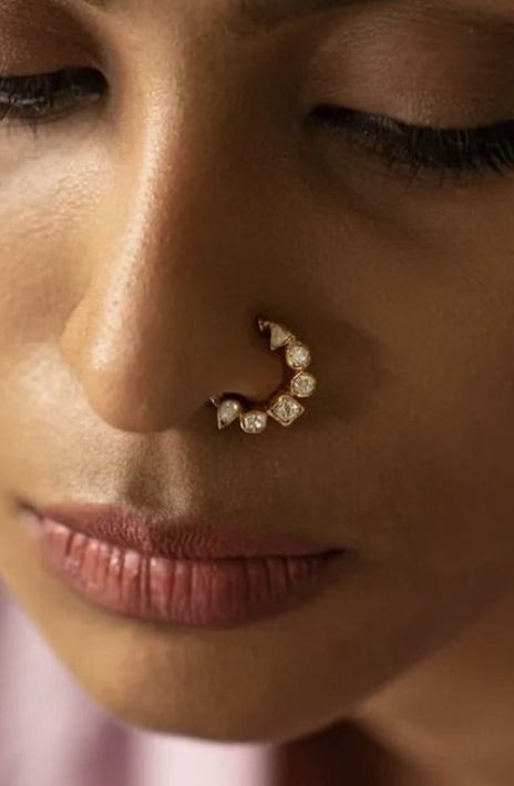 Small Nath Nose Ring Bridal, Nose Pin Aesthetic, Nose Ring Aesthetic, Diamond Nath, Indian Nose Rings, Nose Ring Designs, Nose Jewels, Nath Nose Ring, Gold Nose Pin