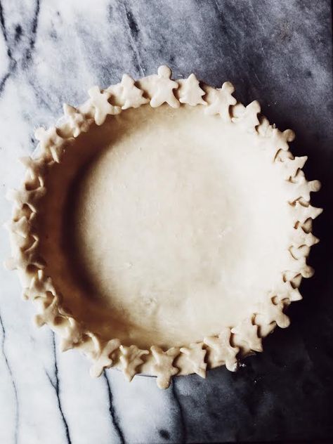 Olive oil pie crust with a christmas border. I use it for anything: savory and sweet, mini and extra-large, pies, patties and galettes. Olive Oil Pie Crust Recipe, Olive Oil Pie Crust, Oil Pie Crust Recipe, Oil Pie Crust, Pie Crust Designs, Pie Crust Recipe, Pie Crust Recipes, Pie Tart, Crust Recipe