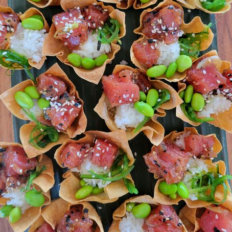 Sushi And Sake Party, Poke Bowl Station Wedding, Hawaiian Catering Ideas, Poke Bar Party, Poke Cups, Poke Bowl Party, Sushi Party Ideas Table Settings, Hibachi Party, Sushi Catering