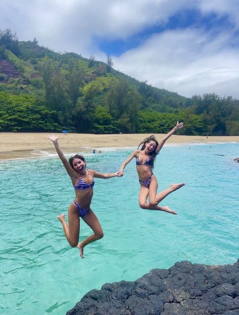 2 Best Friends On Vacation, Ocean Aesthetic Friends, Tropical Friends Aesthetic, Hawaii Pics With Friends, Summer Friends Photos, Hawaii Life Aesthetic Friends, Hawaii With Friends Aesthetic, Hawaii Holiday Aesthetic, Hawaii Trip With Best Friend