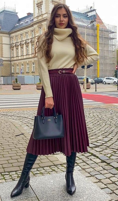 Elegant fashion, maroon skirt, pleated skirt, cream colored, sweater, elegance, beauty, elegant boots, black boots, black handbag, look, fashion women, fashion blogger Plated Skirt Outfit Black Women, Maroon Skirt Outfit Winter, Maroon Pleated Skirt Outfit, Pleated Skirt With Boots, Plated Skirt Outfit, Maroon Skirt Outfit, Maroon Sweater Outfit, Maroon Pleated Skirt, Pregnancy Winter Outfits