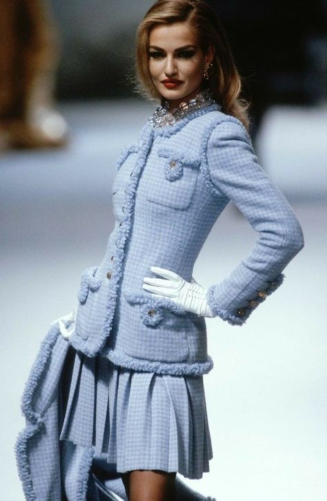 Chanel Tweed Outfit 90s, 90s Chanel Fashion, Chanel 1990s Fashion, 1990s Chanel, Chanel 90s, Karen Mulder, Chanel Runway, 90s Runway Fashion, Runway Fashion Couture