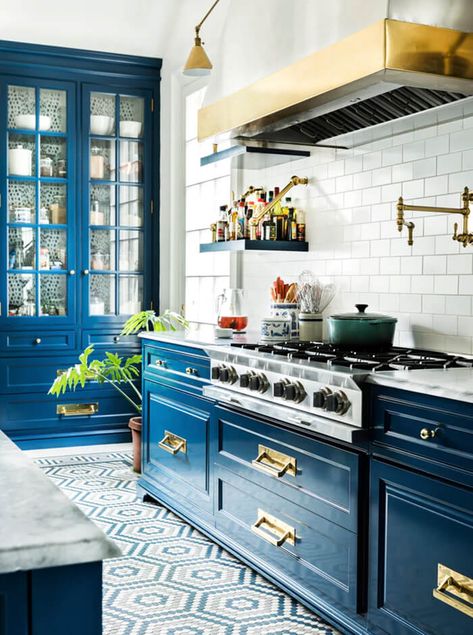 A designer’s former Atlanta home Kitchen Ideas For Large Space, Model Dapur, Fireplace Room, Kabinet Dapur, Blue Kitchen Cabinets, Farmhouse Kitchen Cabinets, Casa Vintage, New Kitchen Cabinets, Blue Cabinets