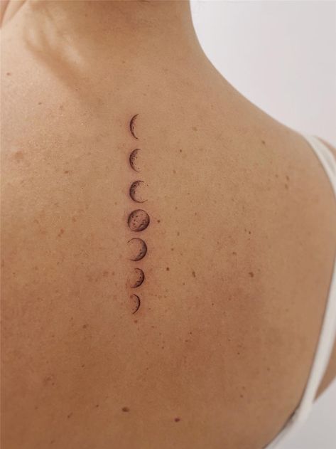 30 Simple and Small Tattoos Ideas for Women - Flymeso Blog Rib Tattoo Quotes, Tattoos Ideas For Women, Small Tattoos Ideas, Small Rib Tattoos, Pretty Flower Tattoos, Rib Tattoos For Women, Beautiful Flower Tattoos, Meaningful Tattoos For Women, 1 Tattoo