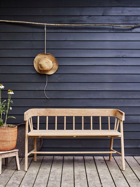 Artisanal, crafted outdoor furniture such as the Bryon bench by Rowen & Wren helps to soften a harder, more contemporary garden style. Love the sustainable teak garden bench against a black wood clad building. Artisanal garden furniture. #outdoorfurniture #gardenfurniture #rowenandwren #woodenbench #britishcraft #artisanaldesign #gardenbenches Scandi Garden, Teak Garden Bench, Nordic Interiors, Stylish Outdoor Furniture, Artisanal Design, Dekorasi Kamar Tidur, Contemporary Garden, Backyard Deck, Kew Gardens