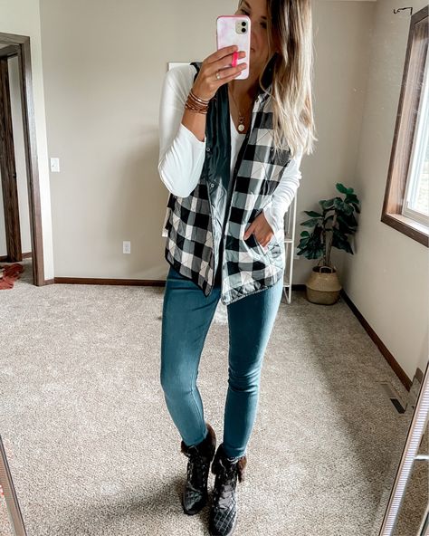 Black And White Plaid Vest Outfit, Buffalo Plaid Vest Outfit, Sleeveless Button Down Shirt Outfit, Checker Vest Outfit, Plaid Vest Outfit, Buffalo Plaid Quilt, Checkered Vest, Checker Vest, Buffalo Plaid Vest