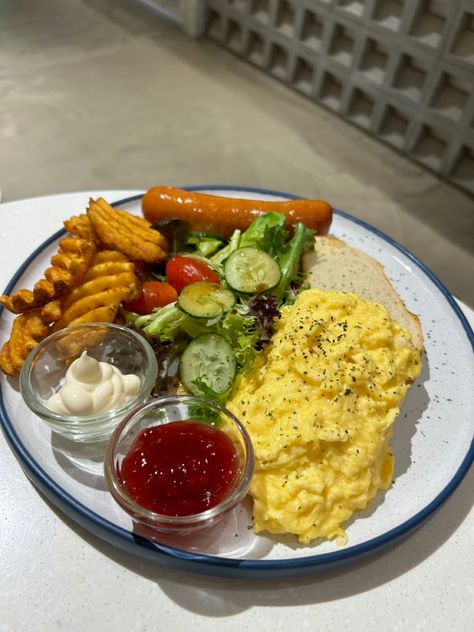 one of my fav western breakfasts, literally has everything i need. scrambled eggs, hashbrowns, a good sourdough bread, what more could i ask for 🙇🏻‍♀️ Breakfast Photos, Western Breakfast, Big Breakfast, Scrambled Eggs, Sourdough Bread, Weight Gain, Egg, Easy Meals, Bread