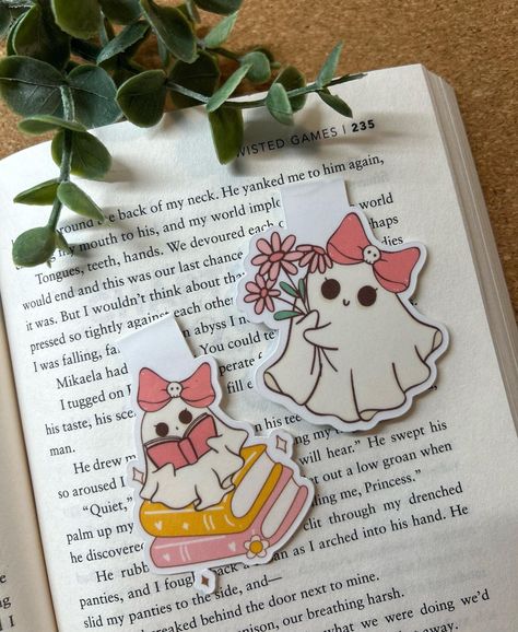 Add a touch of spooky charm to your reading with this cute ghost bookmark, adorned with a bow. Perfect for book lovers, this magnetic bookmark is both practical and delightful, making it an ideal gift for anyone who appreciates a dash of spookiness in their reading routine. You can grab it as a complete set for the full experience or pick up individual pieces to suit your needs! Ghost Bookmark, Etsy Bookmarks, Aesthetic Bookmarks, Reading Routine, Holographic Paper, Page Holder, Bookmark Handmade, Handmade Bookmarks, Diy Bookmarks