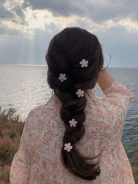 Cute Feminine Hairstyles, Girly Hairstyles For Women, Flower In Hair Aesthetic, Pretty Hairstyles For Long Hair, Dreamy Hairstyles, Cutest Hairstyles, Spring Hair Accessories, Easy Trendy Hairstyles, Pink Flower Hair