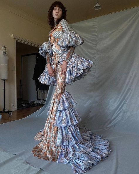 Todas las publicaciones • Instagram Couture Fashion Runway, Queen Outfits, Drag Queen Outfits, Fashion Runway, Fashion Inspiration Design, Fashion Design Sketches, Fantasy Fashion, Mode Inspiration, Fancy Dresses