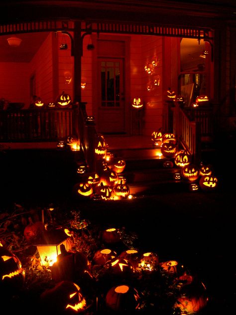 Community Post: 20 Houses That Are Clearly Winning At Halloween Dekorasi Halloween, Halloween Decor Diy, Liz Marie, Labu Halloween, Diy Halloween Decor, Jack O'lantern, Halloween Tattoo, Decor Shabby Chic, Diy Outdoor Decor