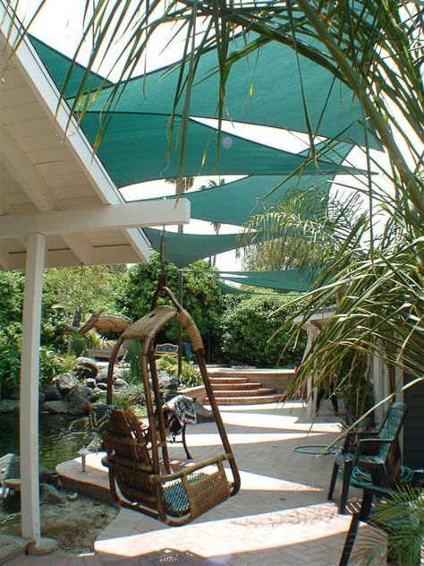 Multiple green shade sails over a walkway Outdoor Blinds Patios, Diy Patio Ideas, Diy Patio Cover, Deck Shade, Canopy Ideas, Backyard Shade, Patio Shade, Pergola Kits, Pergola Plans