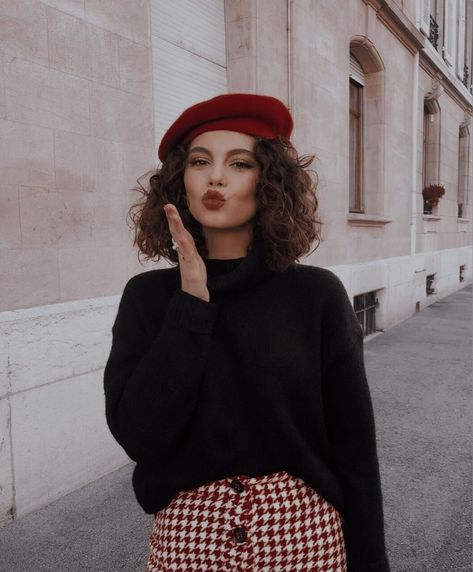 Red Beret Outfit, Outfit With Beret, Beret Outfits, Beret Outfit, Parisian Outfit, Beret Fashion, Red Beret, Beret Style, Moda Paris