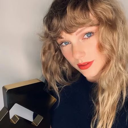 Is Taylor Swift's Hair Naturally Curly? Look at Her Iconic Hairstyles in Every Era! Evermore Era Taylor Swift, Iconic Hairstyles, Curly Bangs, Louis Tomlinson, Naturally Curly, Number 1, Taylor Swift, Swift, Hair