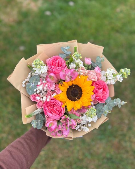 Simple yet pretty 😍💐 Dm @lilyyscreations or text (559)931-4025 to order your mix blooms bouquet today #floraldesign #prettybouquets #rosebouquet #floristofinstagram #559bouquets #flowerbouquet #explorepage #explore #supportlocal #fresnoflowers #fresnoflorist #ramobuchón #fresnocalifornia #sunflower Mixed Bouquet Floral Arrangements, Mix Flower Bouquet, Graduation Flowers Bouquet, Mixed Flower Bouquet, Graduation Flower Bouquet, Flower Arrangements Bouquets, Dream Couple, Mixed Bouquet, Luxury Bouquet