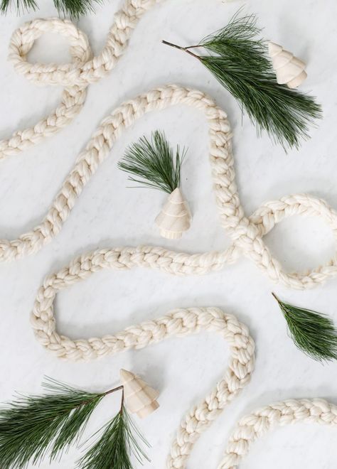 Crochet Christmas Garland, Crochet Garland, Simple Christmas Decor, Holiday Garlands, Christmas Tree Garland, Finger Knitting, Gift Toppers, Diy Garland, Diy Holiday Decor