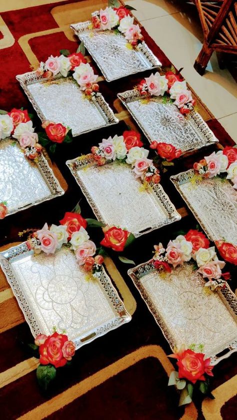 Sweetmeat Trays Indian Wedding, Lagan Lekhan Tray Decorations, Haldi Backdrop, Wedding Packing, Wedding Gift Hampers, Baby Shower Plates, Wedding Platters, Mehendi Decor Ideas, Bridal Decor