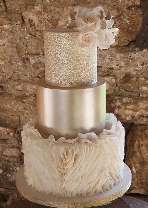 Torte Creative, Cream Wedding Cakes, Big Wedding Cakes, Dresses Gold, Torte Cupcake, Luxury Wedding Cake, White Bridesmaid, Colors Wedding, August Wedding