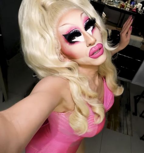 Rupaul Makeup, Trixie Mattel Costume, Drag Ideas, 80s Drag Queens, Trixie Mattel Pfp, Drag Queen Halloween Costume, Blonde Hair Halloween Costumes, Drag Race Aesthetic, Rupaul Drag Race