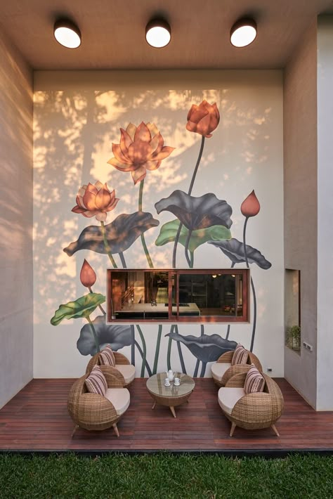 Floral theme mural on a outdoor wall Indian Room Decor, India Home Decor, Interior Design Your Home, Indian Home Design, Backyard Seating, Home Decor Crate, Home Garden Design, Inspire Me Home Decor, Interior Wall Design