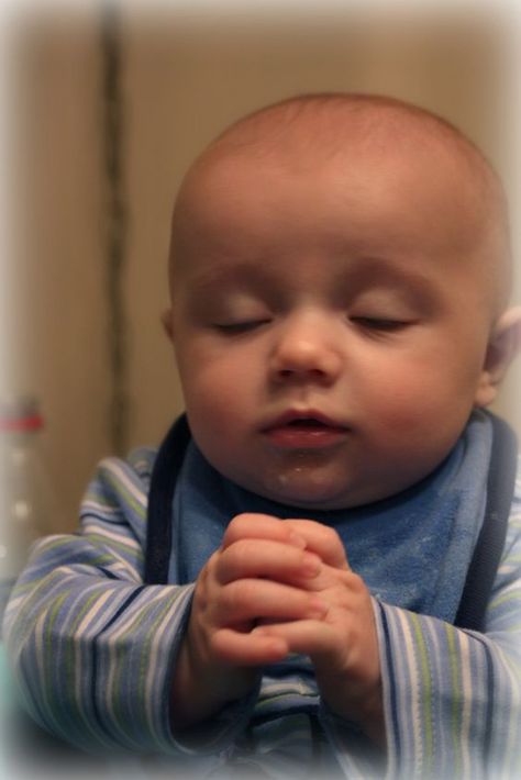 We all need a moment with God, whether it's to thank Him, praise Him or ask Him for a little favor! What do you think this teeny tiny follower of Christ are praying for? Face Cookies, Children Praying, Prayers For Children, Baby Faces, Hands Together, Eyes Closed, God The Father, 인물 사진