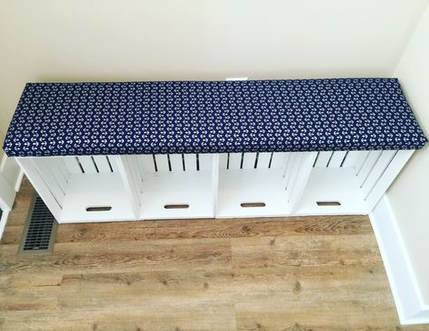 Crate Bench Diy, Crate Storage Bench, Crate Bench, Crate Furniture Diy, Diy Bench Outdoor, Diy Camper Remodel, Bench Diy, Crate Furniture, Small Balcony Decor