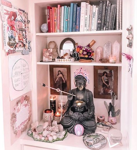 Zenful London Co. on Instagram: “Only a tiny bit obsessed with @downhomemystic recent Altar refresh. 🤍🔮🌸💗🧡🌿🌙✨🕯 ・・・ ✨📿💎🔮🕯 REPOST...Altar Refresh How often do you refresh…” Altar For Small Space, Discreet Altar Ideas, Witch Altar Inspiration Bedroom, Personal Altar Ideas, Small Altar Ideas Witch, Mini Altar Ideas, Bookshelf Altar, Altar Ideas Witchcraft, Altar Table Ideas