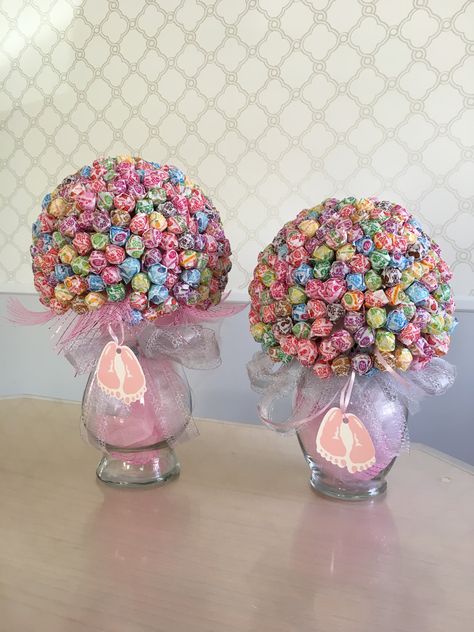 Dum Dum lollipop baby shower decorations. Baby Shower Cake Table Decorations, Baby Shower Cake Table, Boy Baby Shower Ideas, Baby Shower Theme Decorations, Baby Shower Candy, Cake Table Decorations, Butterfly Baby Shower, Fiesta Baby Shower, Shower Bebe